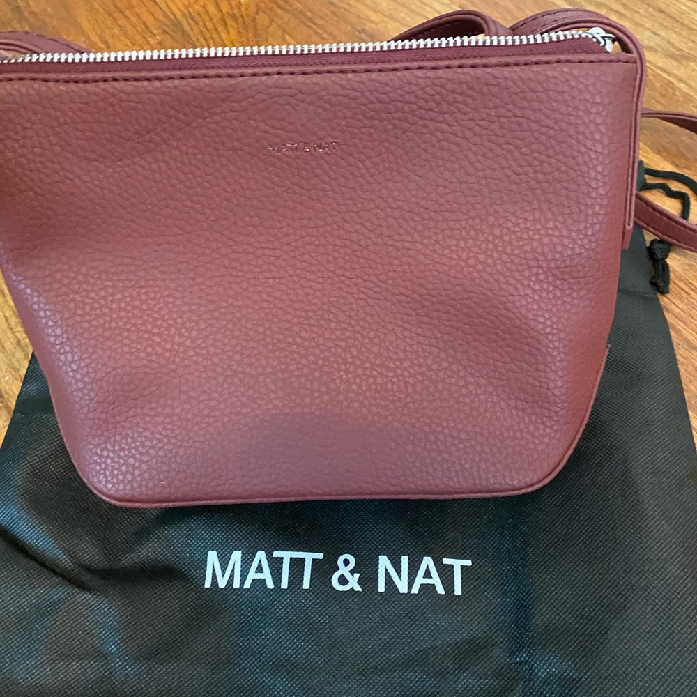 Matt and Nat purity bag, in the color beet.